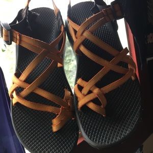 Great condition 2 strap chacos!!